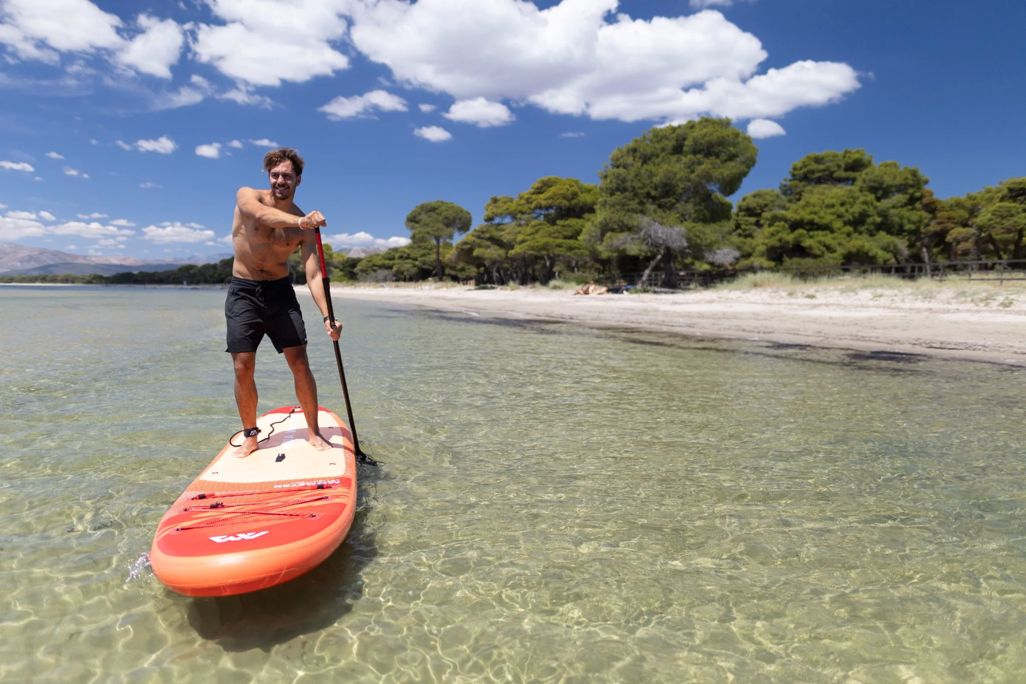 deska SUP Aqua Marina Monster 2026 – zdjęcie lifestyle na plaży