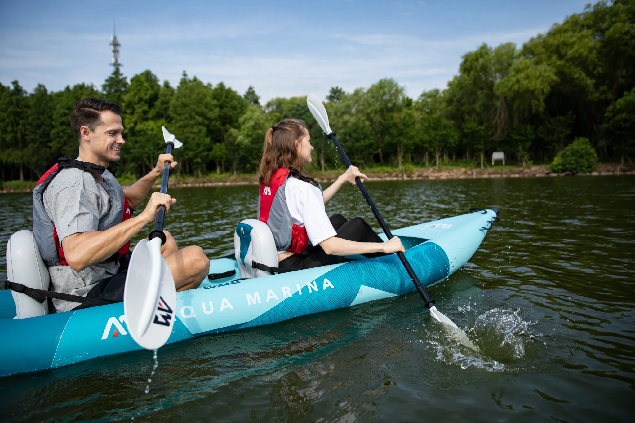 Kajak pompowany Aqua Marina – rekreacyjny zestaw do pływania po jeziorze i spokojnej rzece