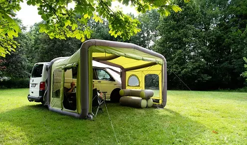 Kamper na postoju poza kempingiem – caravaning i niezależność energetyczna w podróży