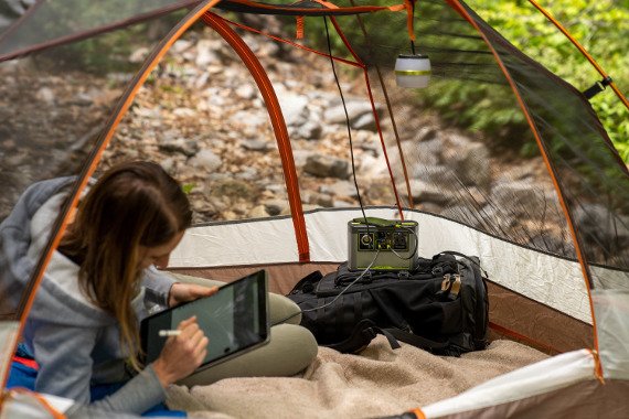 Przenośna stacja zasilania w kamperze – ładowanie sprzętu i zasilanie urządzeń w caravaningu