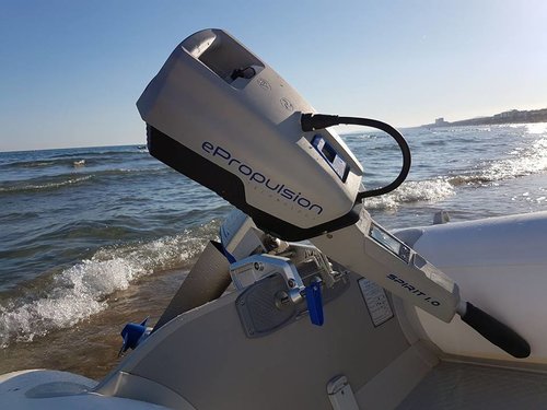 Silnik elektryczny zaburtowy ePropulsion Spirit 1.0 Plus - zamocowany na pawęży pontonu