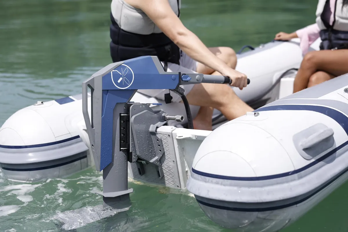 Nowoczesny zaburtowy silnik elektryczny do pontonu zamontowany na pawęży gumowego RIB-a podczas pływania po jeziorze