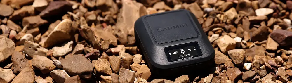 Garmin inReach Messenger – komunikator satelitarny Iridium, urządzenie leżące na kamieniach w terenie