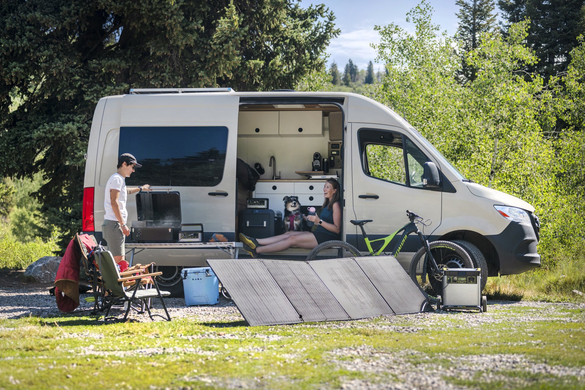 Vanlife z rozłożonymi panelami solarnymi i generatorem Yeti