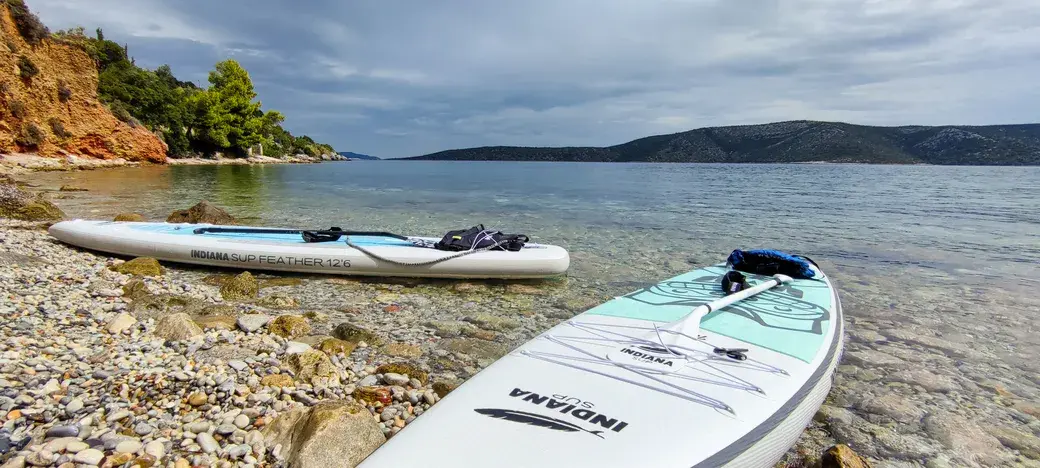 Dwie deski sup Indiana leżące na plaży