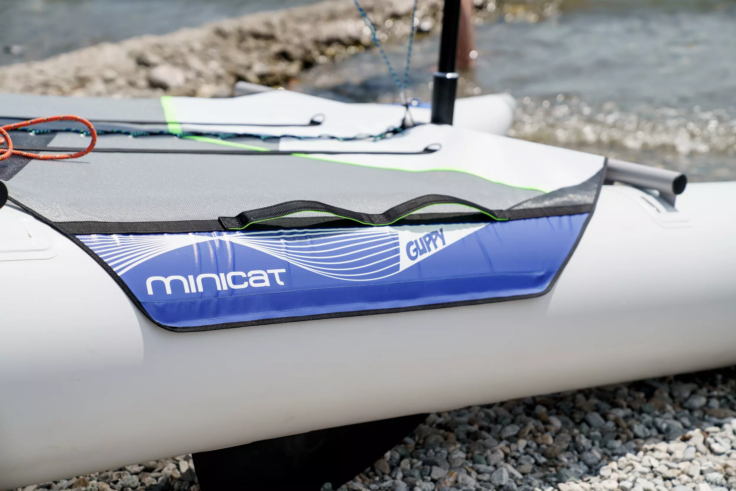 MiniCat Guppy – pływaki 390 mm i trampolina, stabilny minicatamaran.