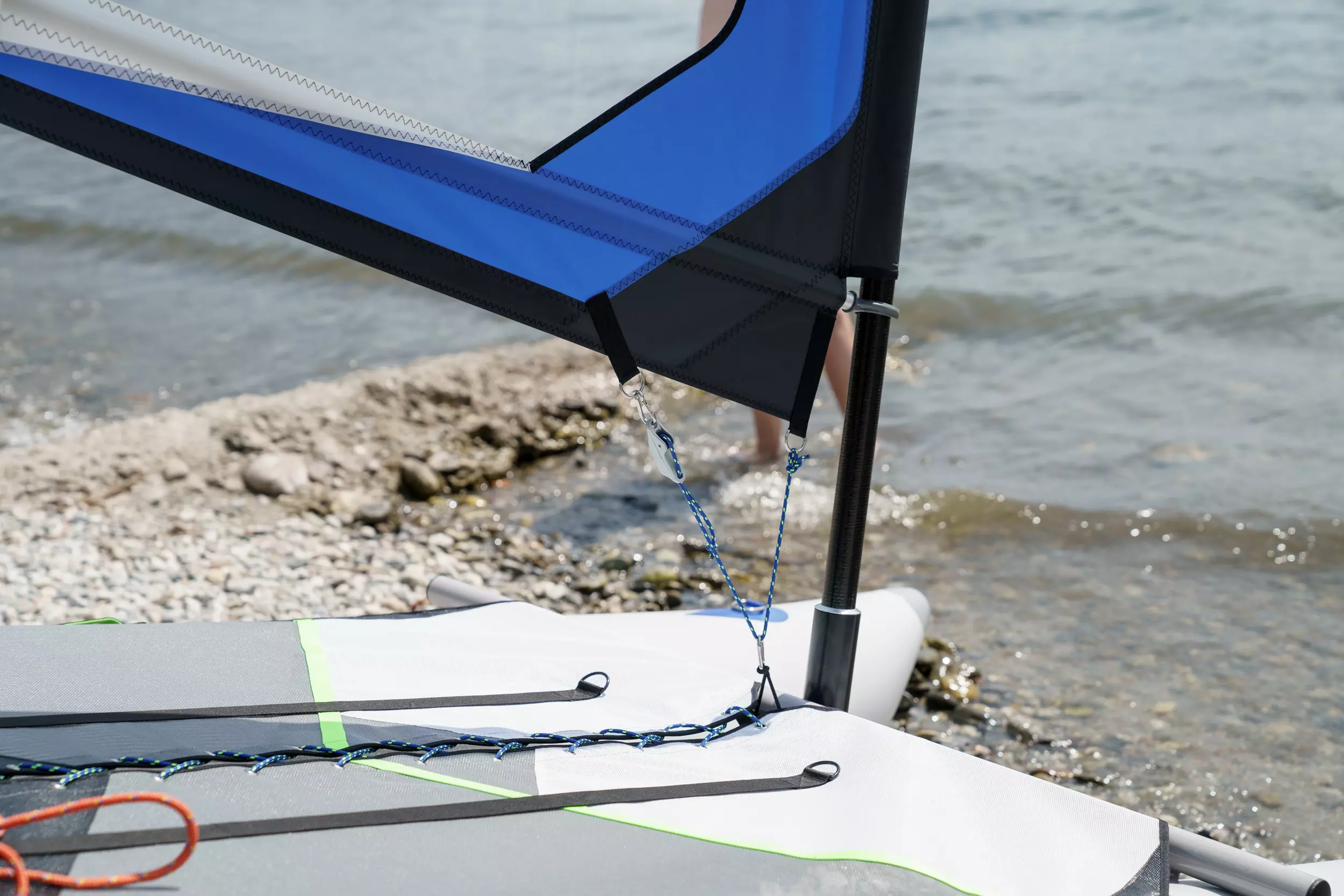 MiniCat Guppy – maszt kompozytowy bez want, detal takielunku (catamaran)
