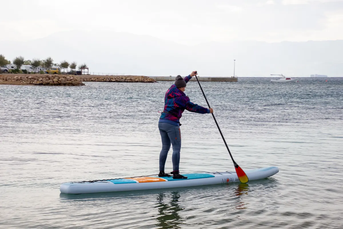 Pływanie na desce SUP touring MOAI 12.6 – wiosłowanie na spokojnej wodzie