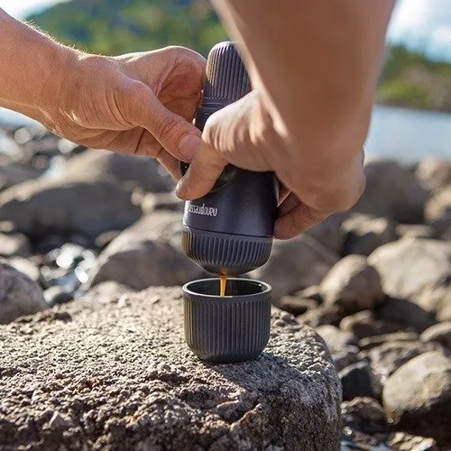 Wacaco Nanopresso – parzenie espresso, kawa spływa do filiżanki w plenerze