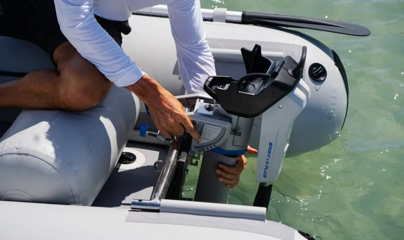 Montaż ePropulsion Spirit 1.0 Plus na pawęży pontonu – silnik elektryczny zaburtowy do łodzi